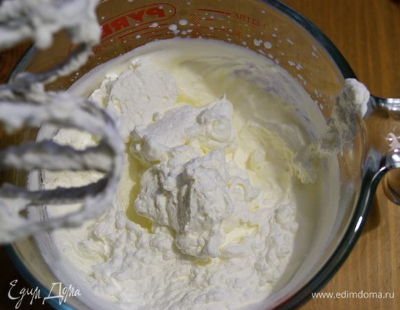 Тем временем взбить сливки.