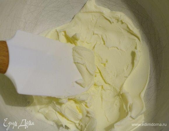 Размягчить лопаткой маскарпоне.
