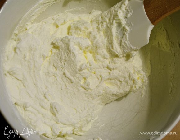 Добавляя частями сливки в сыр маскарпоне, осторожно перемешать крем. Поставить в холодильник.