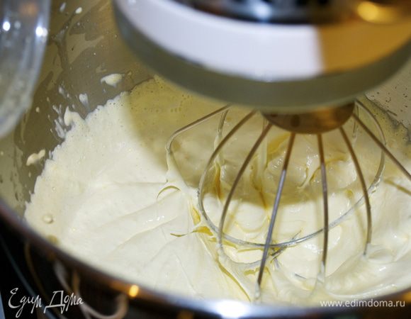 Желтки положить в чашу стационарного миксера и взбить вместе с сахаром до полного растворения сахара. Добавить пиво... 