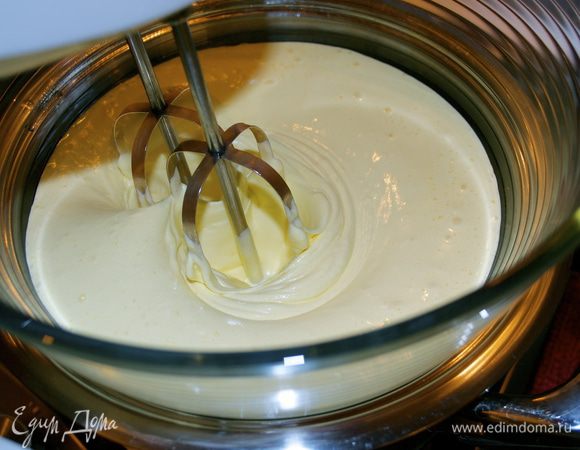Теперь переложить яичную массу в жаропрочную миску, поставить ее на водяную баню и продолжить взбивать крем с помощью электромиксера в течение 10-15 минут, пока масса не станет пышной и воздушной. 