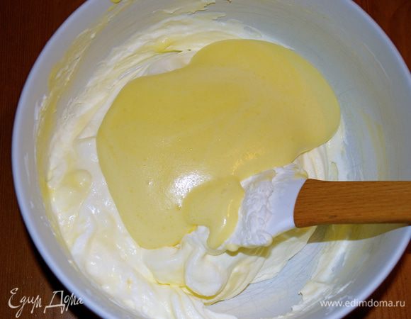 Дать яичной массе немного остыть и соединить оба крема... Добавляя яичный крем небольшими партиями в несколько приемов и осторожно перемешивая, чтобы желтки не осели. Ваш крем для Биррамису готов! Он получается настолько вкусным, что Вам не терпится придумать, какое бы еще найти ему применение?.... ))))