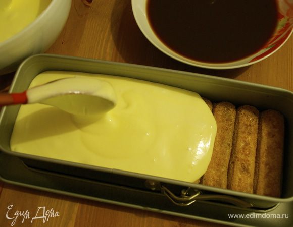 На первый слой печенья наносим равномерно слой крема.