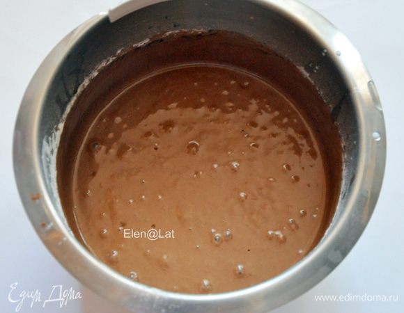 Готовим тесто: Для этого взбить яйца с сахаром. Добавить растительное масло и взбить. Поочередно в тесто добавить молоко и муку, смешанную с солью, содой и какао.
