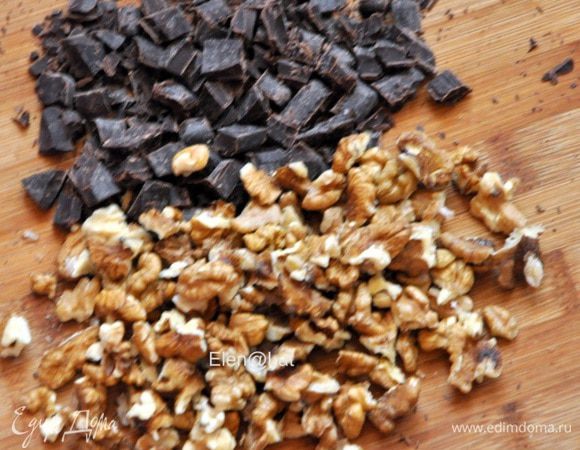 Шоколад и орехи порубить крупно. Смешать с тестом.