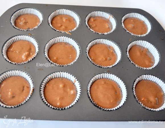 Бумажные формочки заполнить тестом на 2/3 высоты и выпекать в заранее разогретой до 180С духовке минут 20-25. Готовность проверить деревянной шпажкой. Если сухая, они готовы.
