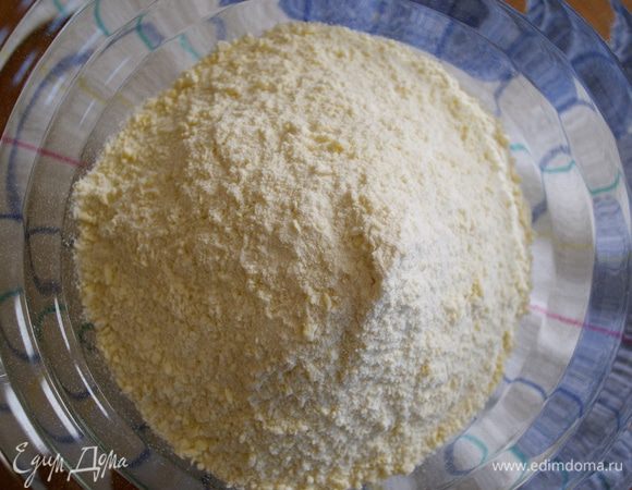 Духовку разогреть до 200 С. В чашу блендера положить все сухие ингредиенты - муку, сахар, разрыхлитель (пекарский порошок), пищевую соду и соль. Включить на несколько секунд блендер, чтобы перемешать все ингредиенты (БЕЗУСЛОВНО, все это можно проделать и вручную!) Добавить охлажденное (!!!) масло кусочками и снова включить блендер - у нас должна получиться крошка. Пересыпать ее в миску.