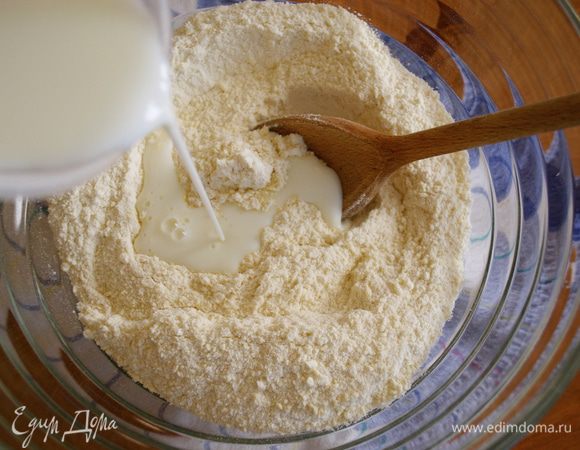 Добавить кефир, влить кефир (стакан - 240 мл) и все перемешать.