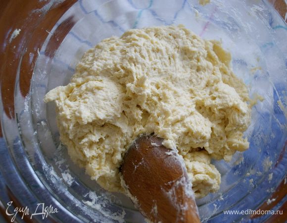 Получается немного липкая масса. Не страшно! Выложить на припыленную мукой поверхность и сформировать из теста шар. 