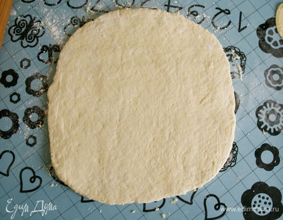 Раскатать тесто в прямоугольник. Припылить немного поверхность мукой.  
