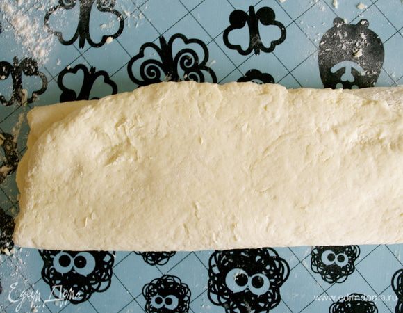 И сложить, крест-накрест... Сначала на 1/3 завернуть верхнюю часть теста к себе, а потом накрыть 1/3 теста от себя...