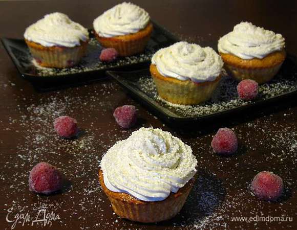 При помощи кондитерского мешка наносим крем на кексы и посыпаем кокосовой стружкой. 