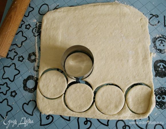 Вырезать кружочки... (остатки теста я снова раскатала, и просто снова вырезала кружочки - безотходное производство!)))))