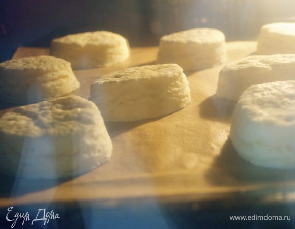 Положить на противень с пекарской бумагой и выпекать 12 минут до золотистого цвета! 