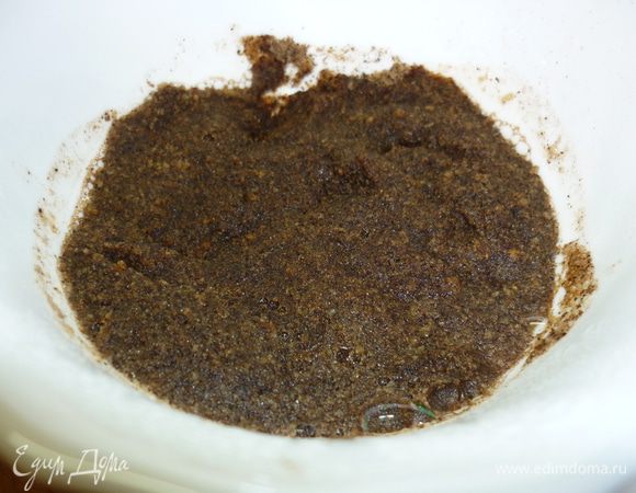 За час до начала замеса сухой концентрат кваса залить 100 мл кипятка, перемешать, накрыть крышкой. Пусть заварится, размокнет, подготовится к выпечке. Сухого кваса нужно 2 столовые ложки без горки.