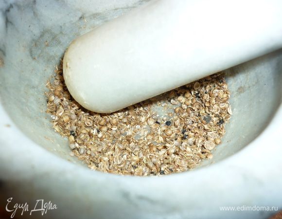 Я люблю пряности, поэтому их порции в хлебе не хилые. 2 столовые ложки кориандра истолочь в ступке.