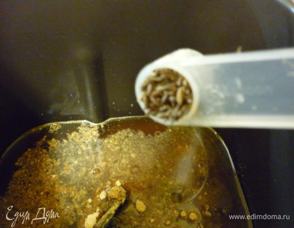 В чашу хлебопечки наливаем 280 мл обычной воды, добавляем мед, соль, пряности, уксус, заваренный квасной концентрат (он придаст неповторимый аромат и приятный темный цвет ржаного хлеба), просеиваем оба вида муки, дрожжи.