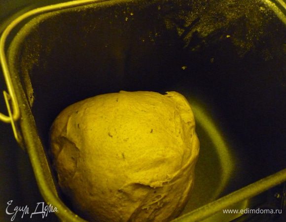 А теперь маленький секрет. Тихо, никому. Я пеку хлеб в режиме французской выпечки. В разных хлебопечках она по-разному называется: багет, французский хлеб. В принципе, дело не в названии. Просто выбирайте программу с самым длинным периодом замеса. У меня на замес и выпечку уходит 3 часа 40 минут. Хлебопечку в это время открывать как можно реже, а лучше вообще не трогать. Я полюбопытствовала. У меня через 10 мин замеса получился вот такой комочек.