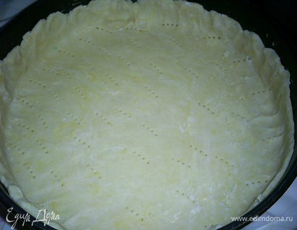
Достаем из холодильника тесто. Делим его на две неравные части. 2/3 теста пойдут на формирования дна и стенок и 1/3 оставляем для верха пирога. Большую часть теста руками распределяем по форме для выпекания. У меня круглая диаметром 23 см. Дно формы я выстилаю бумагой, чтоб пирог было легче достать, бока ничем не смазываю. Не забываем про бортики, лучше их сделать повыше. Часто накалываем тесто вилкой.