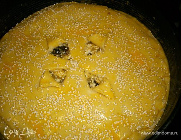 Смазываем поверхность пирога желтком, смешанным с холодной водой, и обильно посыпаем кунжутом. Отправляем пирог в разогретую до 180 градусов духовку на 30-35 минут. Следите, чтоб пирог не подгорел, но зарумянился.