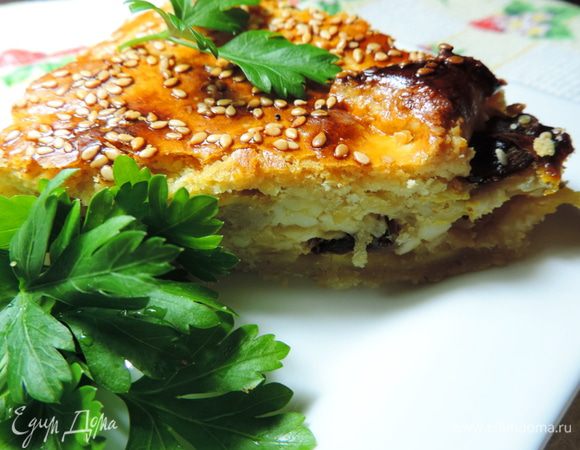  Готовому пирогу даем немного остыть в форме, затем выкладываем на блюдо и можем сразу приступать к трапезе. Очень вкусно как в теплом, так и холодном виде. Однако мне пирог больше нравиться в холодном виде, кроме того он так гораздо лучше режется. Приятного вам аппетита!