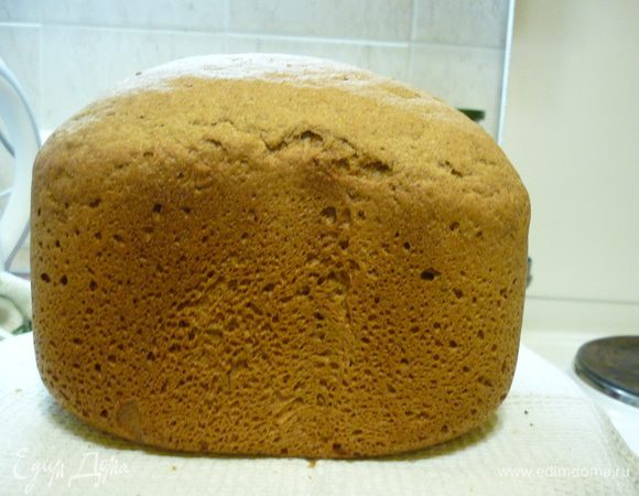 На решетку постелим полотенце, аккуратно извлекаем хлеб из формы, заботливо укутываем его до полного остывания. Можно перед укутыванием хлеб "умыть", т.е. протереть мокрой ладонью, но корочка тогда уже хрустеть будет меньше и будет мягче.