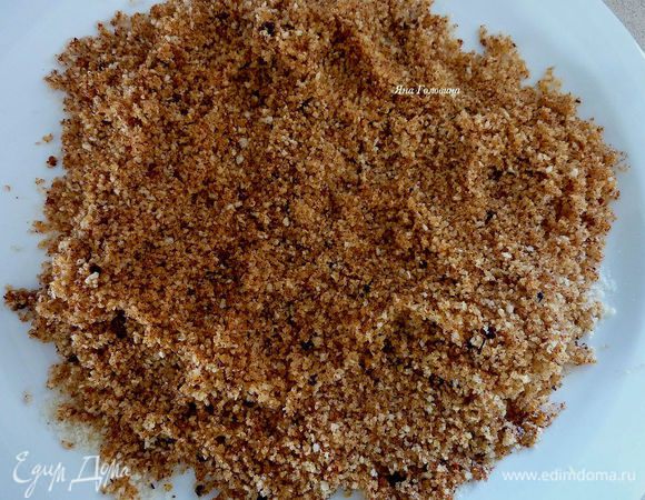 В другой миске перемешать сухари, приправу и оливковое масло.

