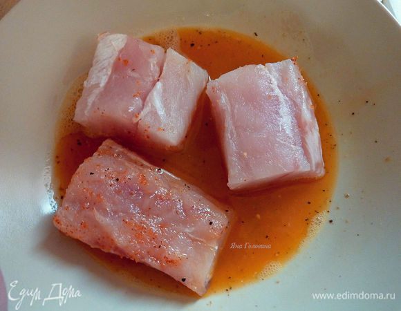 Обмакнуть рыбу в яйцо.