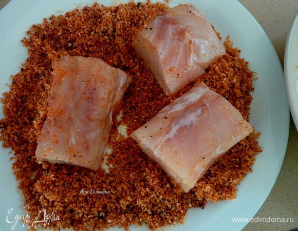  И хорошо обвалять в сухарях.

