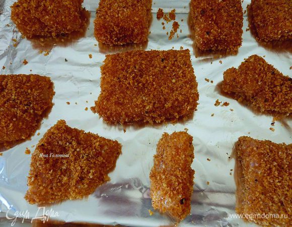 Разложить рыбу на противень. Запекать 10 минут на самом верхнем уровне и 10 минут на самом низком уровне духовки.
