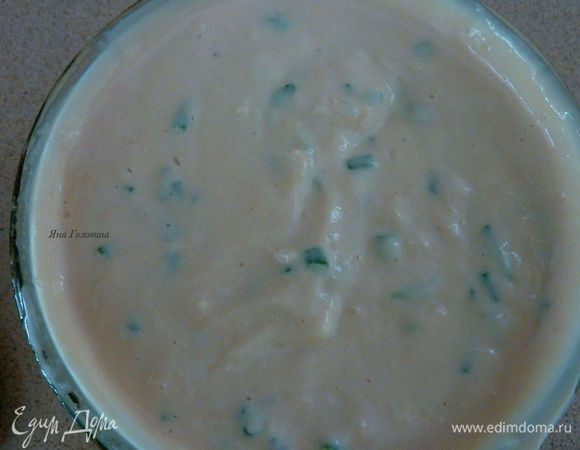 Пока рыба запекается делаем соус (соус для детей островат , для деток даю просто майонез если просят). В маленькой миске смешать майонез, мелко порезанный лук шнит, горчицу, лимонный сок и хрен.Приправить солью и перцем.  
