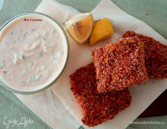Поддавать рыбу с соусом и лимоном порезанным на дольки.
