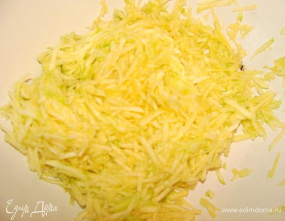 Кабачок натереть на терке.