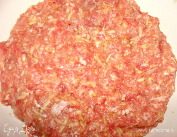 Смешать фарш с кабачком, добавить немного соли и перца. Соли нужен минимум, т.к. внутри будут грибы с соевым соусом, а сверху "панцырь" из довольно соленого бекона.