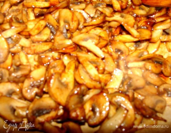 Обжарить без соли до готовности на растительном масле. В конце добавить немного соевого соуса и смесь перцев. 