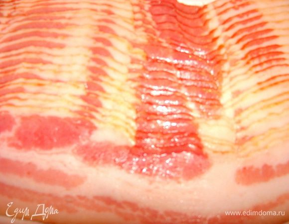 Бекон лучше использовать нарезанный.