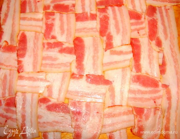 Сплести из него полотно по размеру будущего рулета.