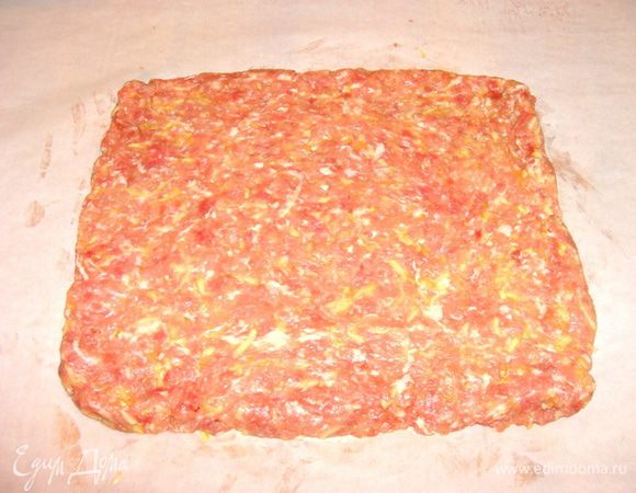 Фарш распределить в виде прямоугольника, толщиной 1 см.