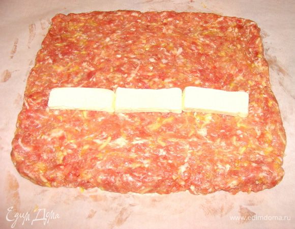 Разрезать плавленный сырок. 