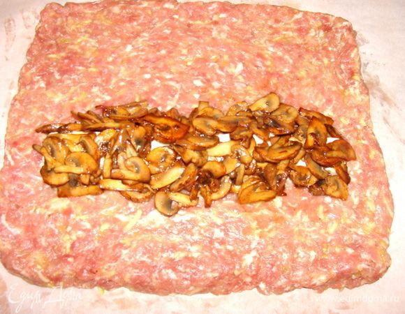 Сверху грибы.