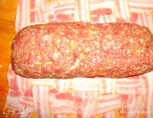 Поместить рулет на полотно из бекона.