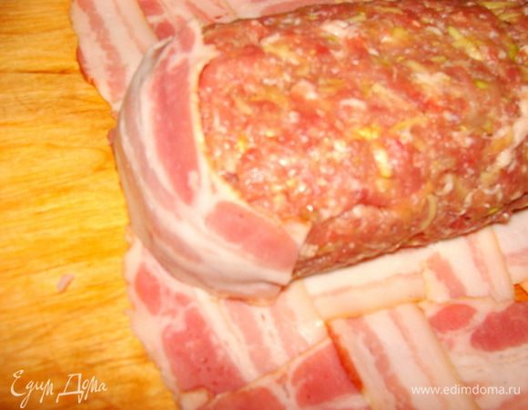 Бока прикрыть полосками бекона.