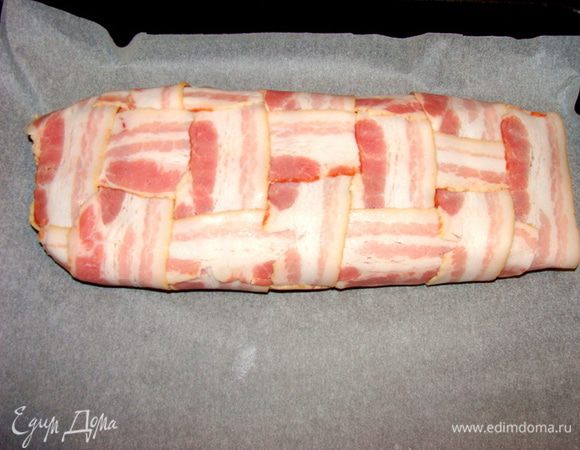 Завернуть рулет в полотно и выложить швом вниз на противень, застланный пекарской бумагой. 