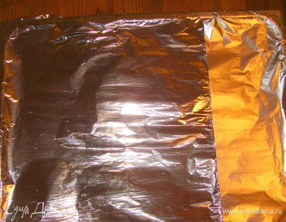 Чтобы рулет остался максимально сочным, закрыть противень фольгой. Запекать при 180-200* 30 минут, потом фольгу убрать и запекать еще 20-30 минут.