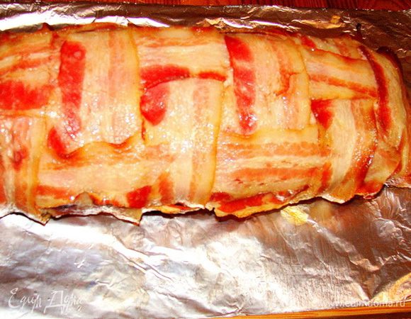 Получится очень привлекательное "поленце". Разрезать можно сразу, рулет плотненький и хорошо держит форму. Но при этом очень нежный и сочный!