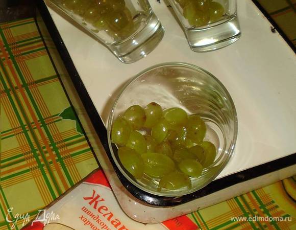 Перебрать виноград, порезать пополам и разложить на половину бокала. Бокалы поместить под наклоном в форму.