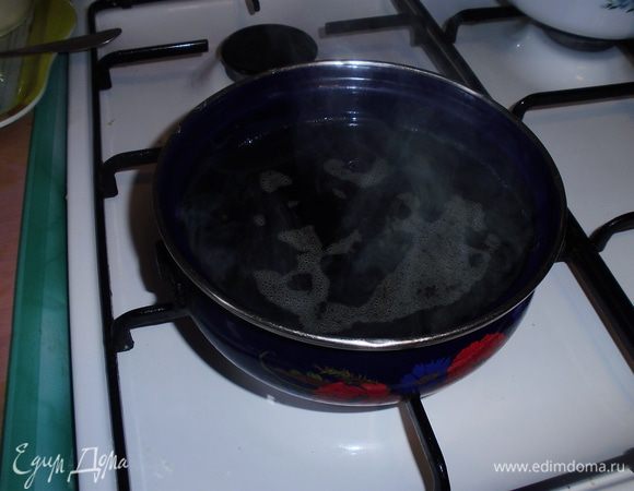 Сок виноградный вскипятить, снять с плиты, развести желатин. И на маленьком огне размешать до полного растворения, быстро помешивая. Остудить до комнатной температуры и залить виноград, чтобы покрыл не полностью.