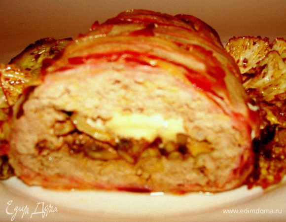 Плавленный сыр не застывает, он остается мягким, поэтому рулет можно кушать в любом виде! Нотка соевого соуса в грибах, тоже очень удачно сочетается с сыром. А бекон придает пикантность блюду! Кабачок, заменяет и хлеб и яйцо, добавляет сока и полезных веществ!