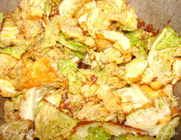 Капусту порезать крупно, обжарить в маленьком количестве растительного масла, добавить немного соевого соуса, через минутку вылить сок оставшийся на противне после рулета, потушить несколько минут и подать как гарнир.