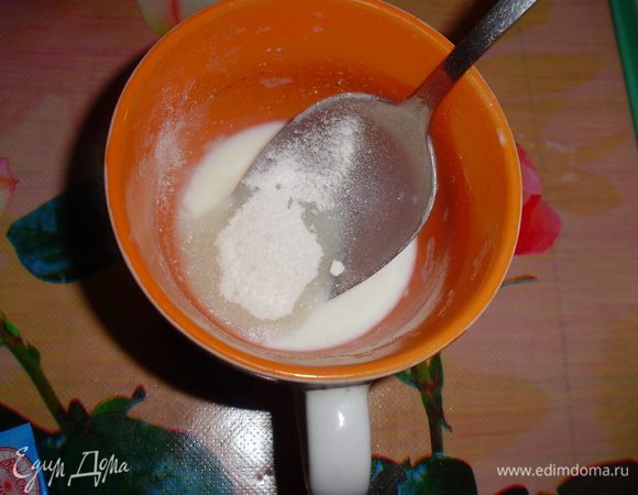 В части холодного молока развести желатин, чтобы не было комков.